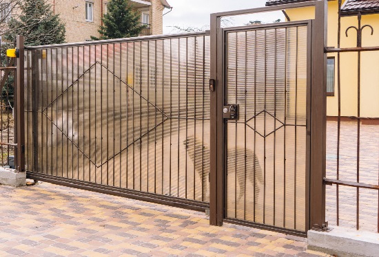 Купить ворота из профлиста с элементами ковки, с металлическими столбами в рамке или под дерево в Благовещенске от 156511 руб